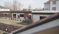 Dělníci podle svědků odlamovali azbest nedaleko školáků. Řeší to i policie