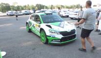 Druhá rallye letošní sezóny začala, jezdci se v horku pořádně zapotí!