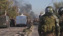 Demonstranti v Santiagu žádali o potraviny. Rozehnala je vodní děla