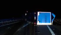 Dálnici D2 ve směru na Brno museli uzavřít. Převrátil se tam kamion