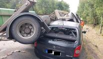 Na auto se převrátil vlek náklaďáku. Řidiči se jako zázrakem nic nestalo