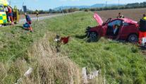 Auto skončilo po srážce daleko od silnice: Při nehodě na Přerovsku se zranily dvě děti