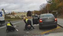 VIDEO: Řidič nedostal na kruháči přednost. Vyřídit si to chtěl s obuškem v ruce