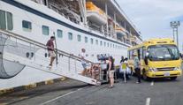 Zaplatili si luxusní dovolenou na moři. Přes 200 turistů se teď nemůže dostat domů