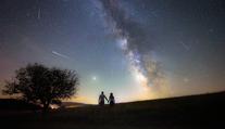Astronomická párty na obloze: Napřed zatmění Slunce, pak proletí Perseidy