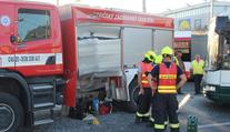 Trolejbus se v Plzni srazil s hasičským autem, řidič je zraněný