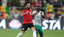 Ostuda fotbalu! Salaha při penaltě zasypaly lasery, Egypťan pak neproměnil