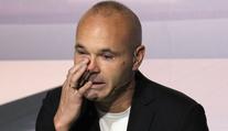 Slzy dojetí a hrdosti. Slavný záložník Iniesta ve čtyřiceti ukončil kariéru