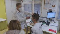 Pohotovosti praskají pod náporem dětí ve švech! Pacienti čekají i několik hodin