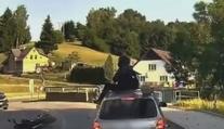 Motorkářka přežila děsivou nehodu. Pád zachytila palubní kamera