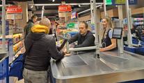 Překvapení v pražském supermarketu. Starosta šel pracovat na kasu