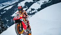 Než vyrazí lyžaři... Slavný Kitzbühel zdolal motocyklista Márquez!