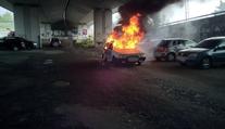 Plameny pohltily auto v Olomouci. Hasiči uvnitř našli torzo lidského těla