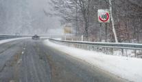 Na namrzlé silnici na Chebsku havaroval autobus. Dva lidé se zranili