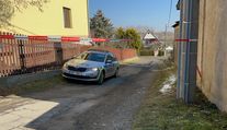 Dva mrtvé seniory našli v domě u Prahy. Policii upozornil na tragédii anonym