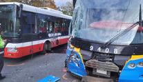 Nehoda v centru Prahy: Tramvaj po srážce s autobusem vykolejila