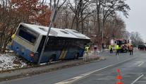 Nehoda autobusu v Domažlicích. Mladý řidič měl vozidlo špatně zabrzdit