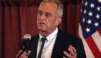 Kennedy chce dokázat, že jeho strýce zabila CIA. Pomoci mu má jeho snacha