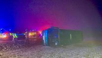 Autobus kvůli mlze skončil na boku, čtyři cestující se zranili