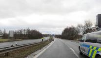 Žena za tmy přebíhala čtyřproudou silnici. Srazilo ji auto, nepřežila