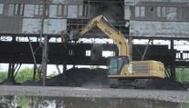 V bývalé Liberty Ostrava začala demolice. K zemi půjdou haly i pece