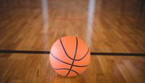 Dospělá trenérka se vydávala za 13letou dívku a hrála basketbal na střední škole