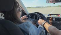 Lidé se zrakovým postižením usedli za volant. Pomáhali jim zkušení instruktoři