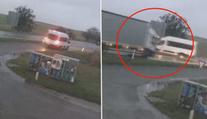Řidič mikrobusu předvedl vražedný manévr. Pátrá po něm policie! VIDEO