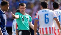 Katastrofální výkon. Francouzský tisk po postupu pálí do uzbeckého rozhodčího