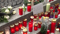 Česko se loučí s Patrikem Hezuckým. U pietního místa jsou desítky svíček