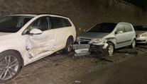 Řidič nechal po bouračce auto na tramvajových kolejích a utekl