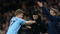 Arsenal je vyšetřován. De Bruyne pod palbou fanoušků. Pak si do nich rýpl