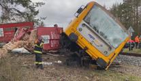 Vlak se po srážce s náklaďákem u Příbrami skoro převrátil, čtyři zranění