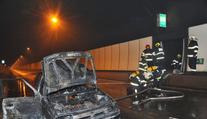 Ve Strahovském tunelu hořelo auto. Matku a dítě odvezla policie