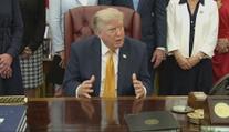 Trump kritizuje ropné giganty za zisky. Podle expertů situace nahrává těžbě v USA