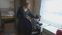 Dům jim vyhořel, máma syny nechce. O tři kluky se stará děda