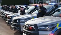 Další silná auta v policejních barvách. Do služby vyjede dvacet terénních pick-upů