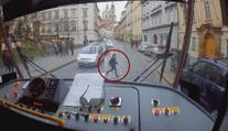 VIDEO: Tramvaják jako anděl strážný! Zachránil malého chlapce