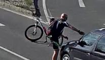 Řidič zatroubil na cyklistu, ten na něj zaútočil! Vybil se na autě