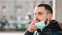 Zákaz kouření na veřejnosti! Za sundání respirátoru hrozí pokuta