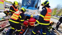 Seniorka spadla pod tramvaj, vyprošťovaly ji dvě jednotky hasičů