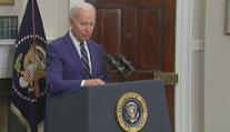 Mezinárodní trapas. Biden potřeboval "tahák", kdy se má posadit a kdy zdravit