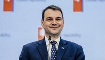 Macinka čelí kritice kvůli falešnému rozhovoru. V místnosti byly atrapy zbraní