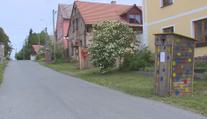 Vzpoura proti chybějící kanalizaci. Obec na Karlovarsku zdobí kadibudky