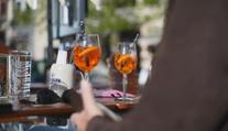 Paříž kvůli vedrům omezuje alkohol. Chce ulevit přetíženým nemocnicím