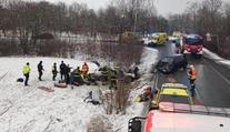 Mladík přejel do protisměru, čelně se srazil s dalším autem. Pět zraněných
