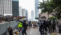 V Hongkongu protestovaly dva miliony lidí. Mladík přišel o život