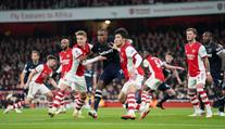Arsenal porazil West Ham, Coufal viděl červenou kartu