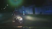 Muž chtěl ujet policii na skútru. Honičku ukončila až bahnitá cesta