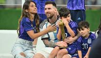 Messiho manželka ukázala vánoční idylku, Neymar si zatancoval s maminkou